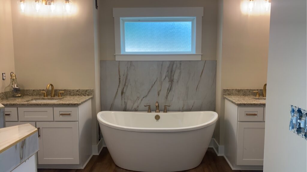 Updated Bathroom with Ceramic Bathtub